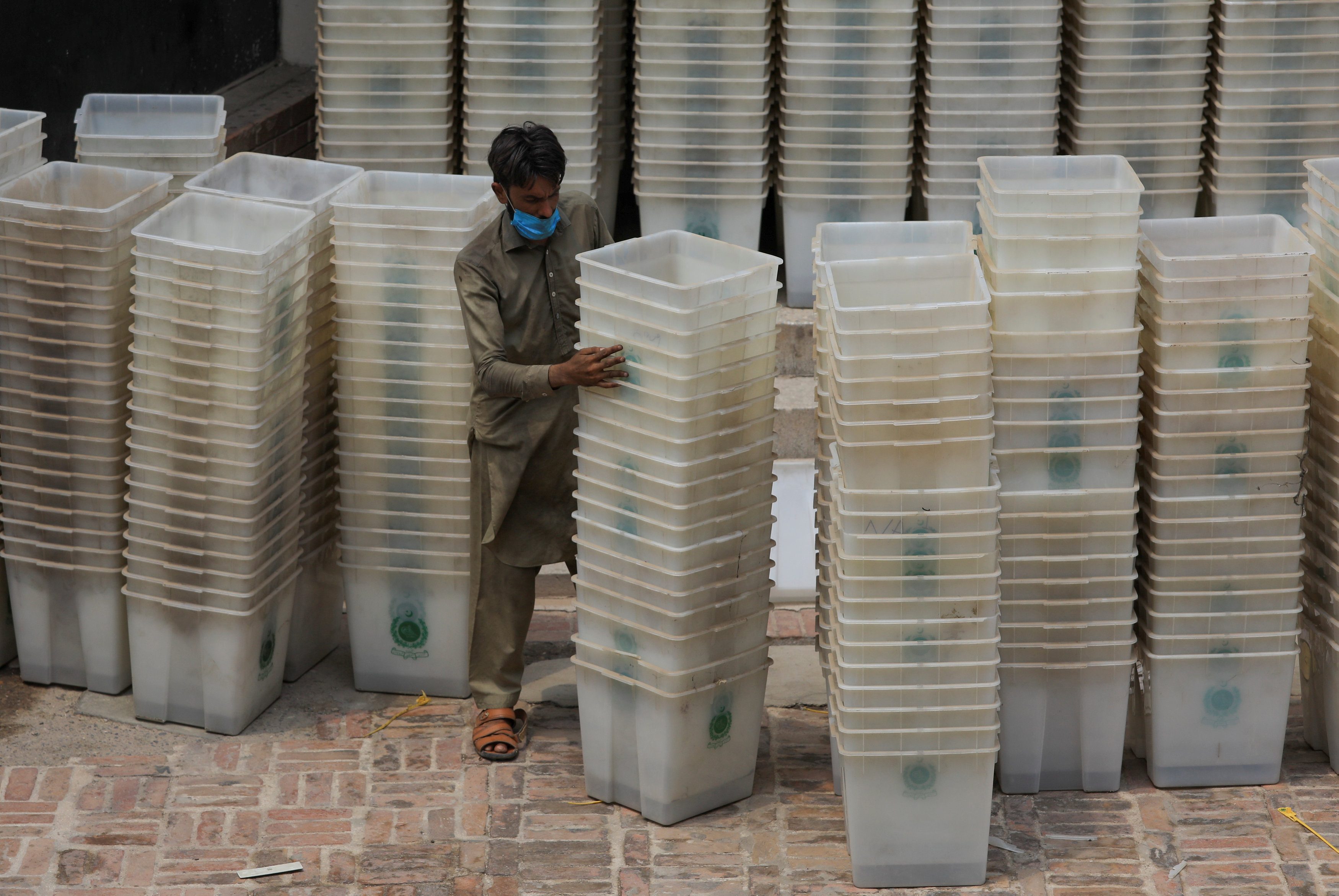 الباكستانيون يتملكهم الخوف كلما اقترب يوم الأربعاء.. 400 ألف ضابط لتأمين الانتخابات من التفجيرات