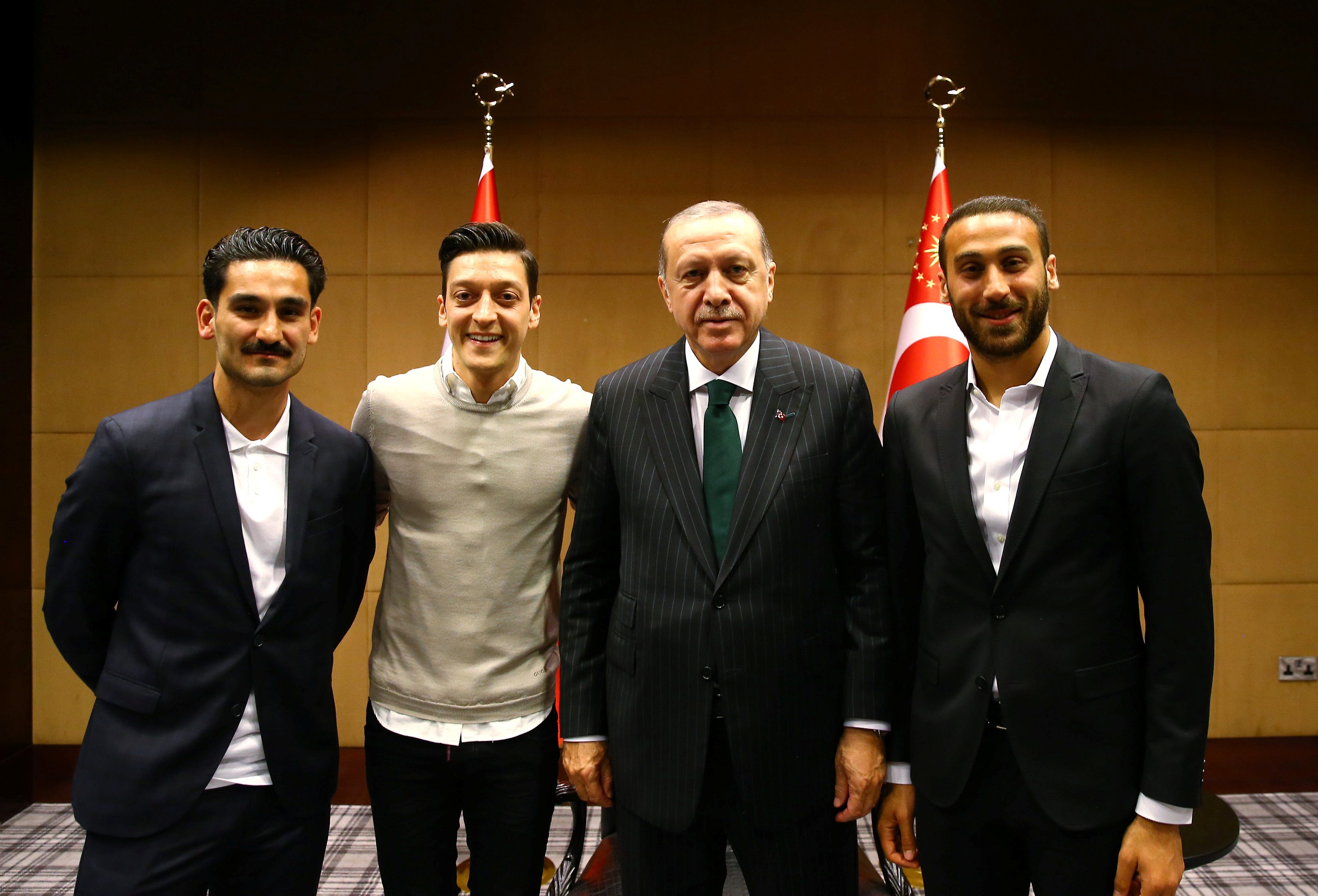 أوزيل وزميله في المنتخب الألماني غاندوغان رفقة الرئيس التركي