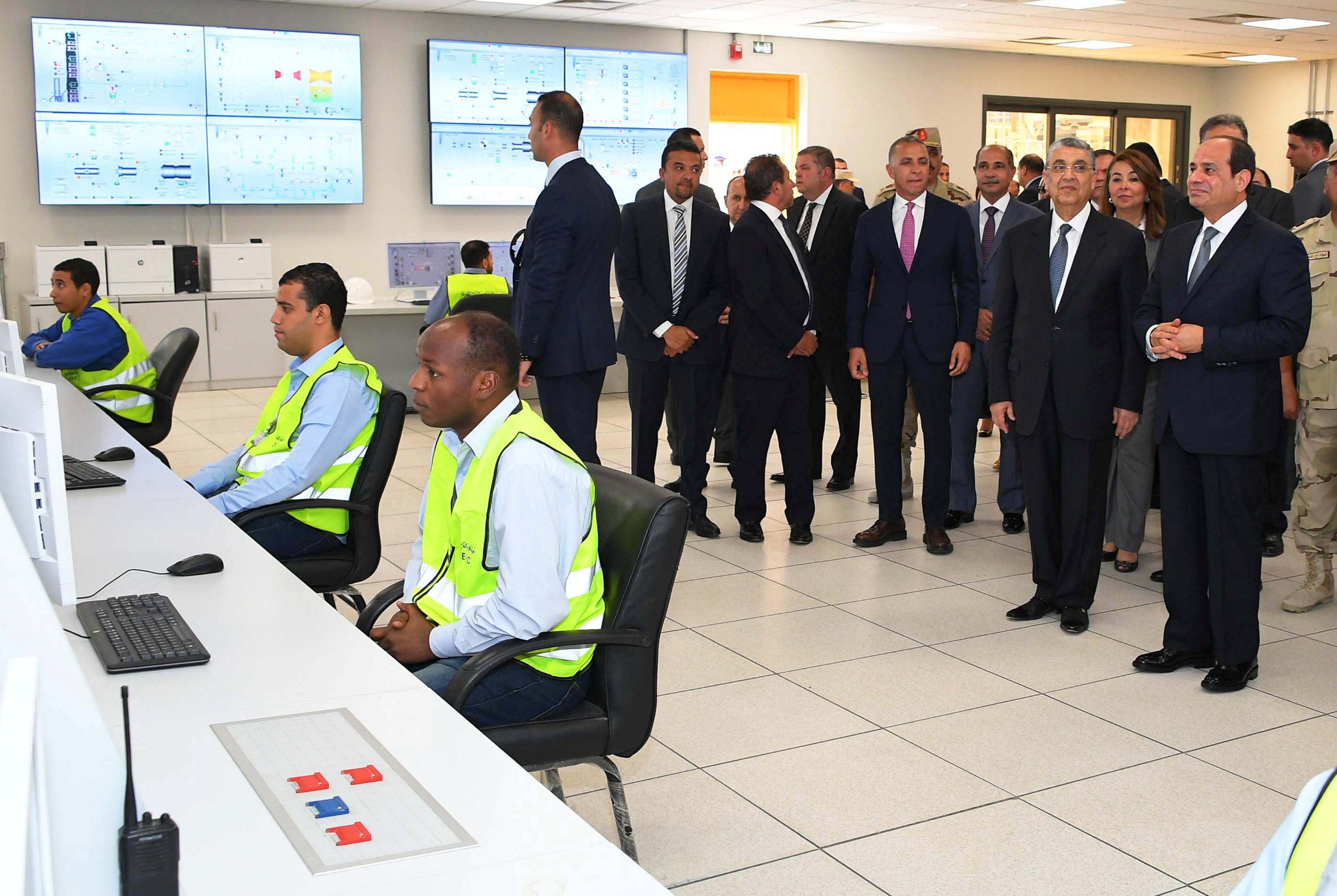 السيسي خلال افتتاحه إحدى محطات الكهرباء