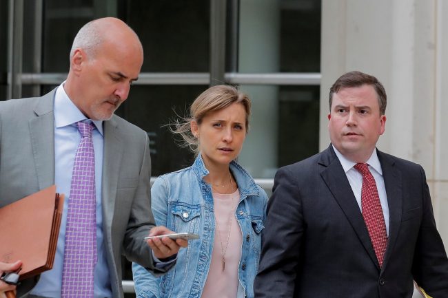 محكمة أمريكية تقضي بسجن الممثلة أليسون ماك 3 سنوات بتهمة الاتجار في الجنس.. اعترفت وانهارت بالمحاكمة باكية