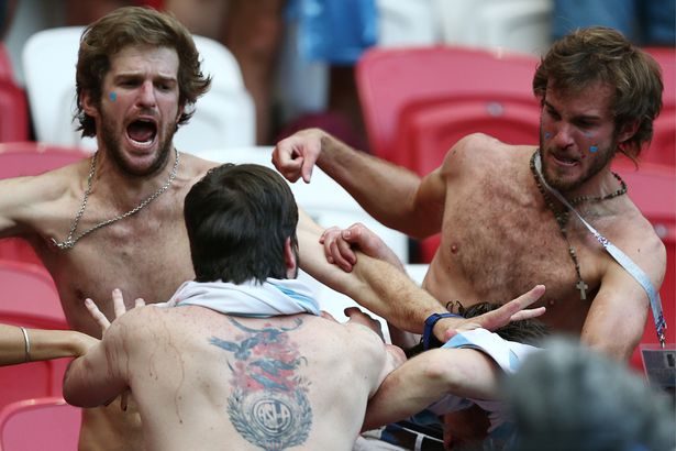 خسروا فجُنّ جنونهم.. شجارٌ بالأيدي بين جماهير الأرجنتين في المدرجات عقب خروج منتخبهم من كأس العالم