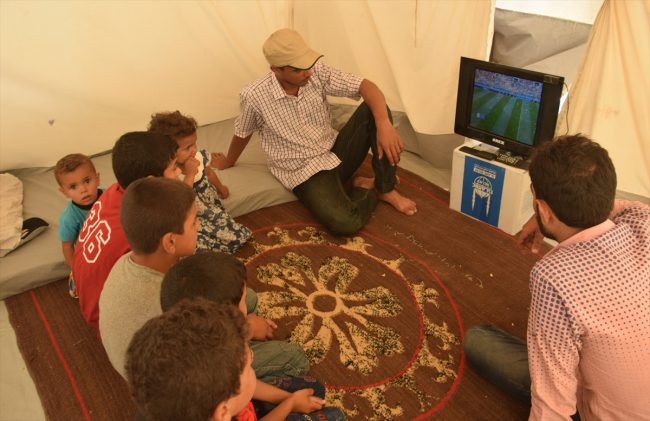 تسلل إلى هدف المتعة.. النازحون السوريون يحاول نسيان مآسيهم بمتابعة كأس العالم