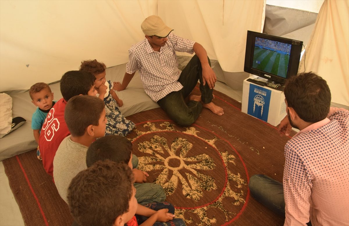 تسلل إلى هدف المتعة.. النازحون السوريون يحاول نسيان مآسيهم بمتابعة كأس العالم