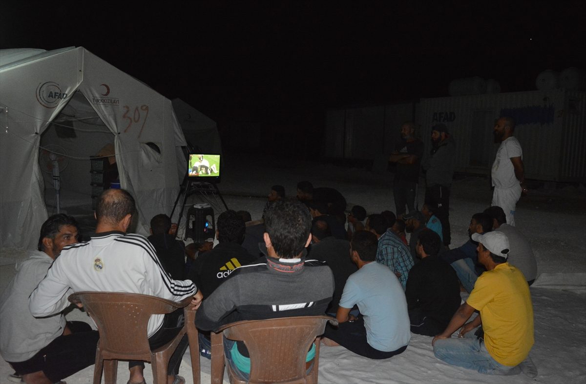 يتسللون عبر شاشة صغيرة وطاقة شمسية.. نازحو سوريا يتابعون مونديال روسيا في أوقاتهم الضائعة بين مخيمات اللجوء