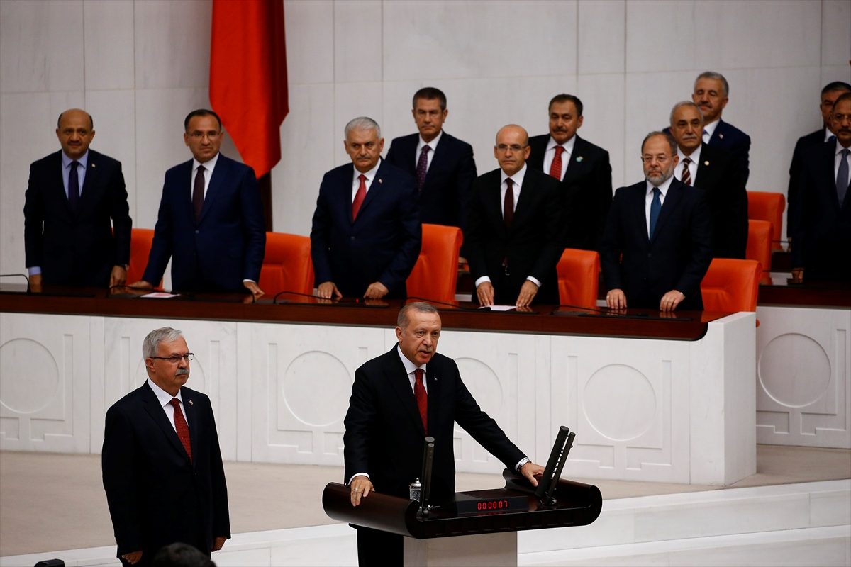 أردوغان يؤدي اليمين الدستورية لفترة رئاسية بصلاحيات أوسع، لكن لماذا أقسم بشرفه؟ وماذا قال عن العلمانية؟