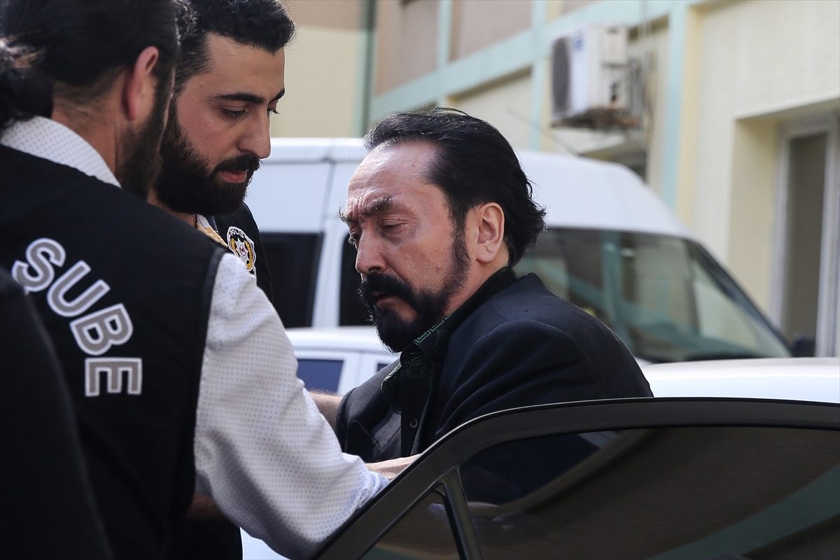 الداعية التركي عدنان أوكتار خلال القبض عليه