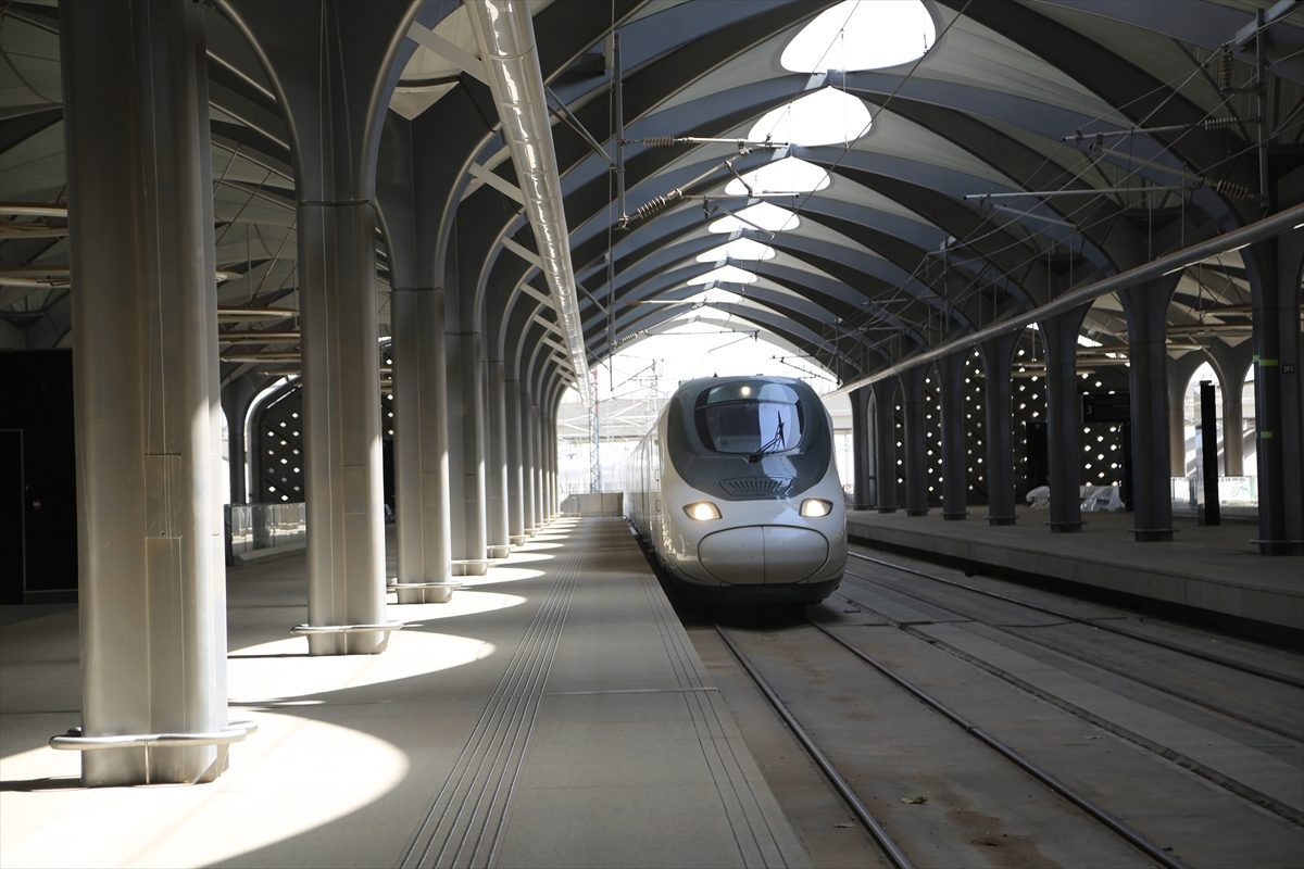 بالصور، قطار الحرمين يصل إلى مرحلته الأخيرة.. يقطع 460 كم في ساعة و20 دقيقة ويستوعب 60 مليون مسافر سنوياً