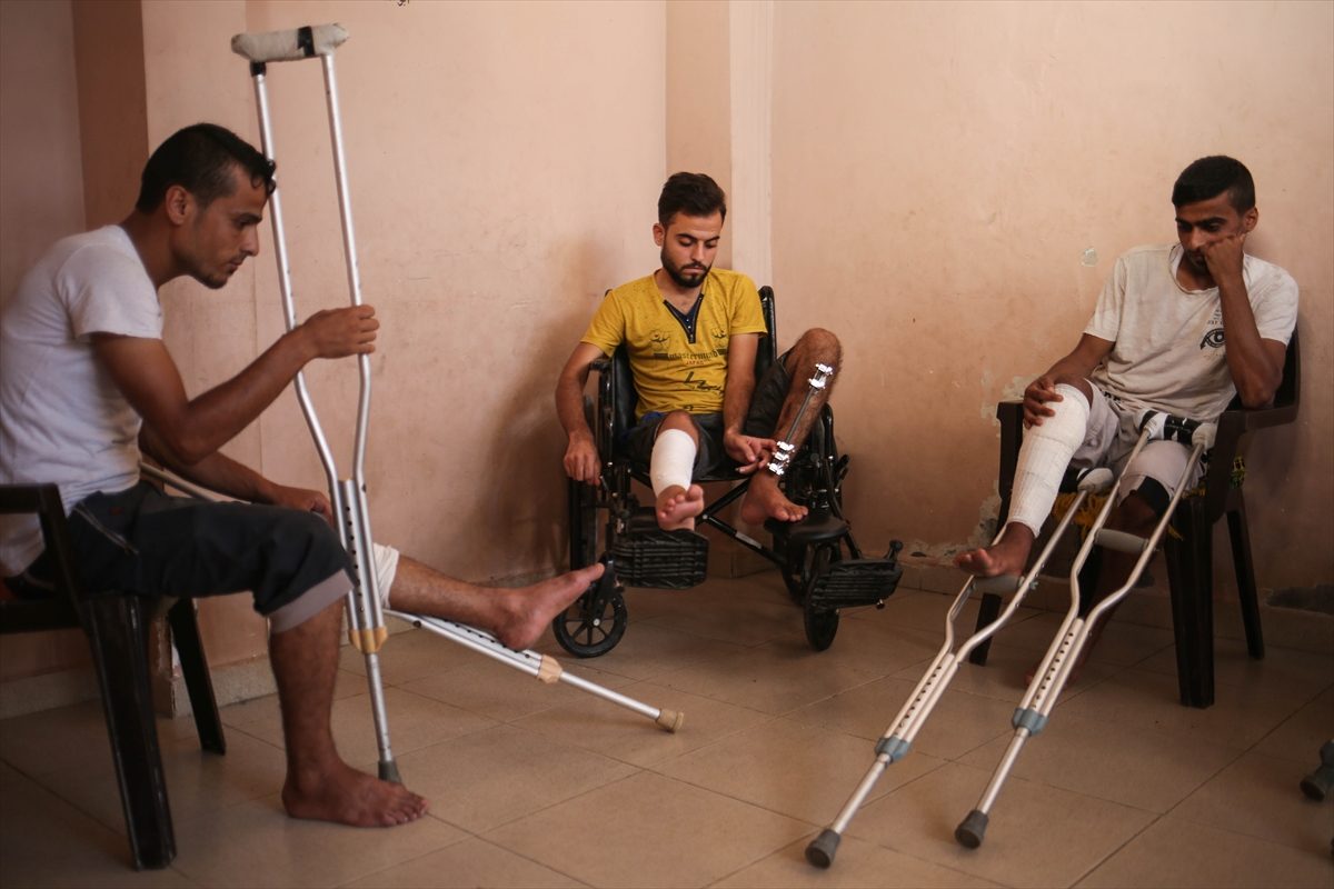 4 أشقاء من غزة على عكاز الأمل بعد إصابتهم برصاص إسرائيلي