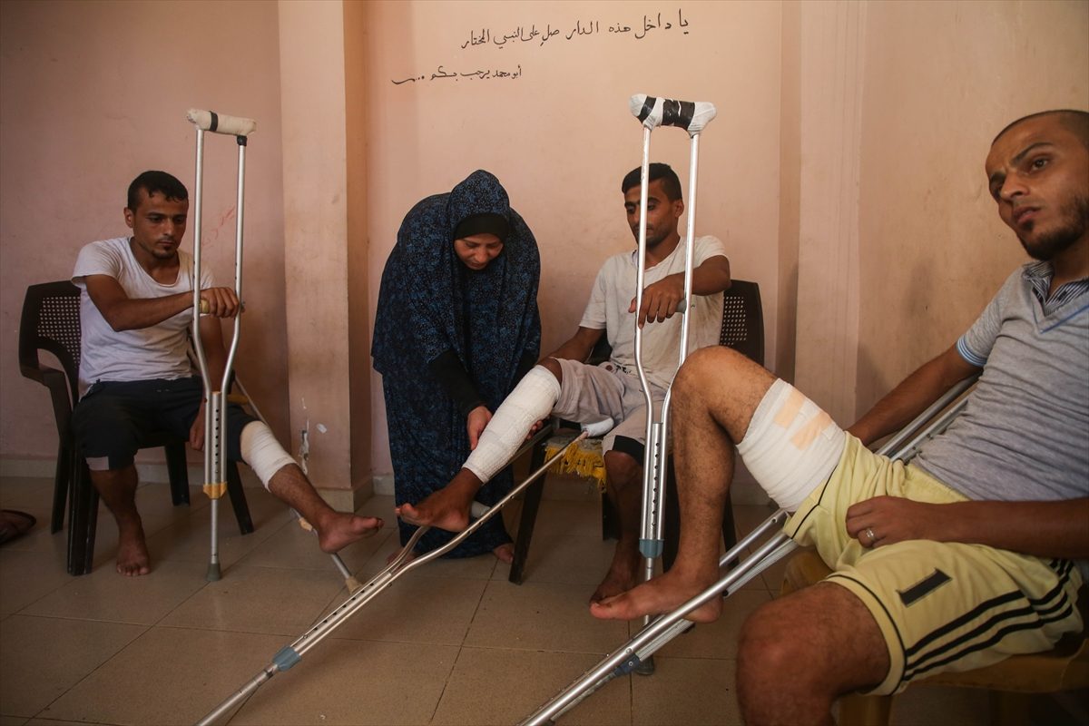 يعتمد الأشقاء الثلاثة على والدتهم في كل أمور وتفاصيل حياتهم