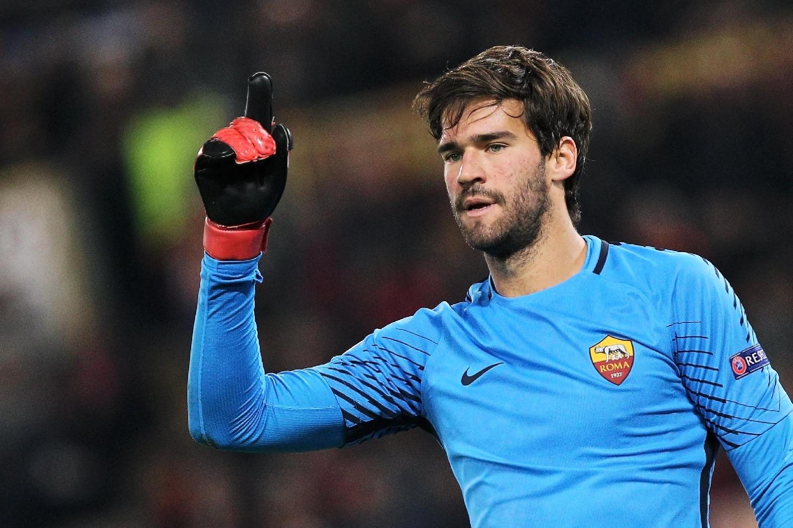 حارس مرمى البرازيل يثير إعجاب الجمهور.. ويشبِّهونه بفنان مشهور