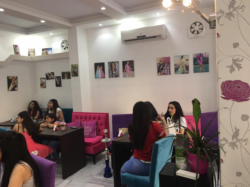 يتابعن مبارياتهن، يشجعن ويصرخن بكل راحة