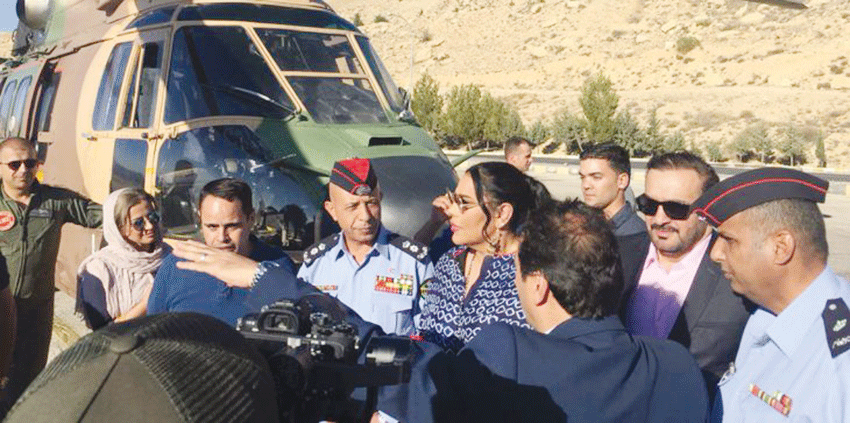 الأردنيون غاضبون من “طائرة أحلام العسكرية” التي نقلتها إلى البتراء.. ومسؤول رسمي يوضح القصة