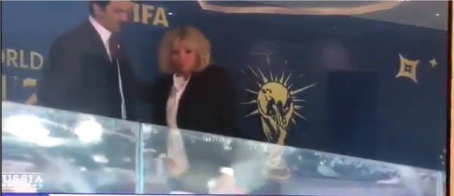 شاهد.. أمير قطر يتخلى عن مقعده لعقيلة ماكرون في منصة كبار الحضور لتحضر نهائي كأس العالم بجوار زوجها