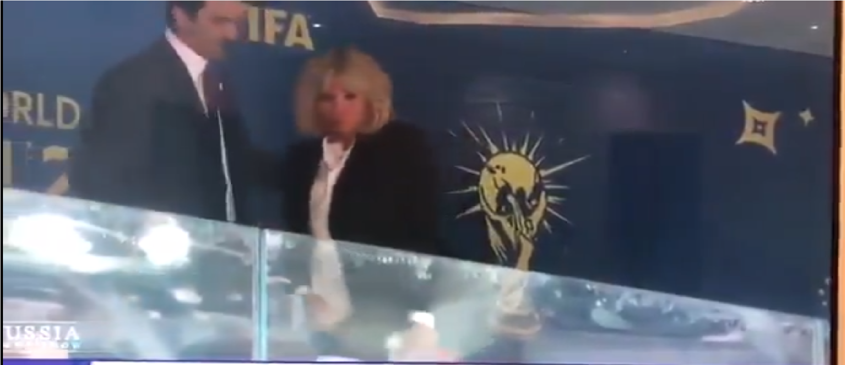 شاهد.. أمير قطر يتخلى عن مقعده لعقيلة ماكرون في منصة كبار الحضور لتحضر نهائي كأس العالم بجوار زوجها