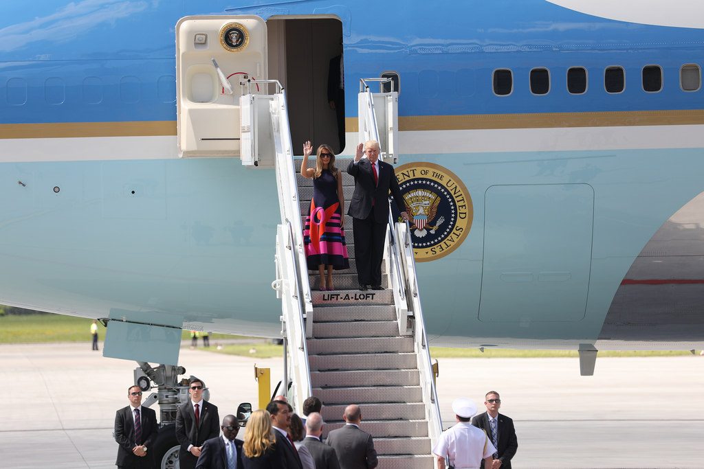 ترمب منزعج من شيئين في طائرته الرئاسية ويريد تغييرهما.. أولهما يطالب بسرير أكبر أما الثاني فأغضب ضباطاً بالجيش