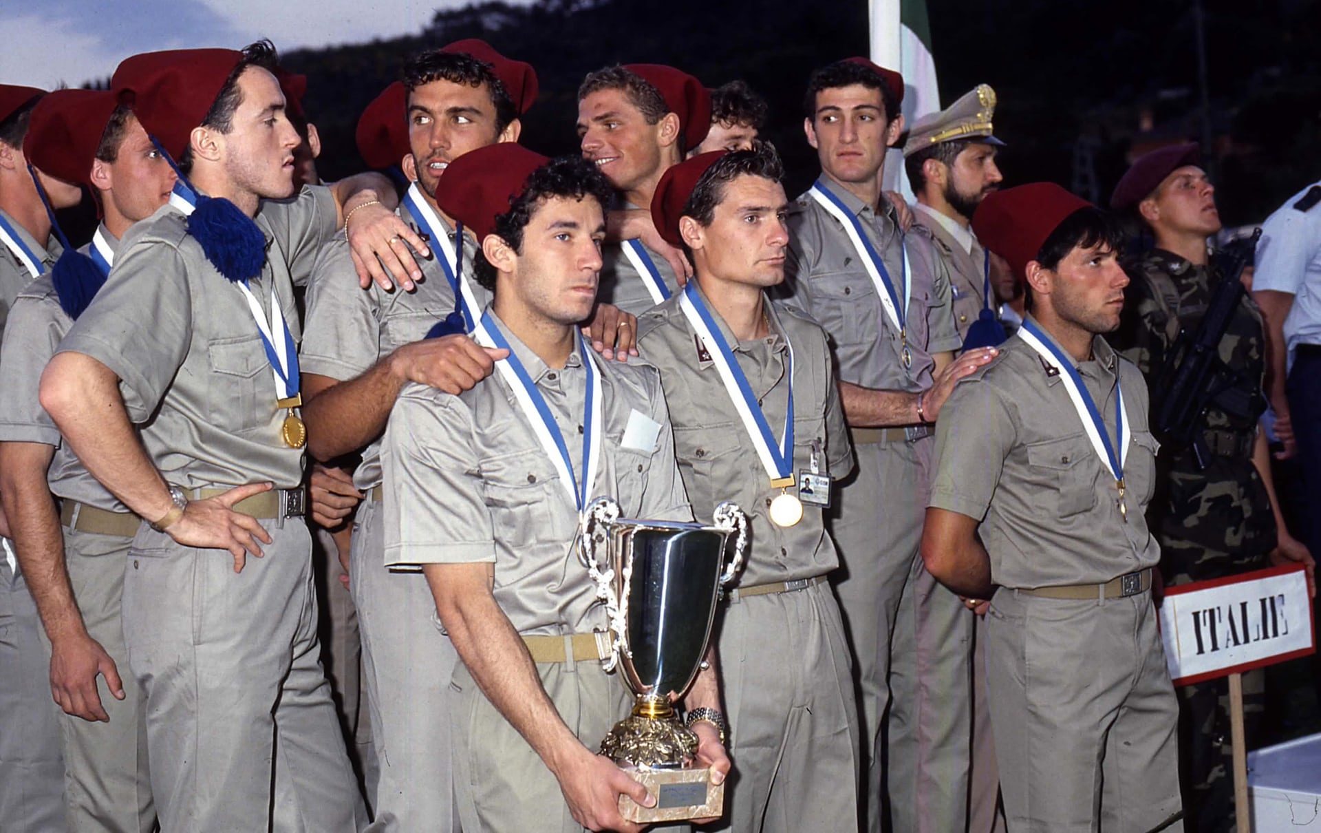 هل يؤدي لاعبو كرة القدم أفضل لو كانوا كالجنود؟