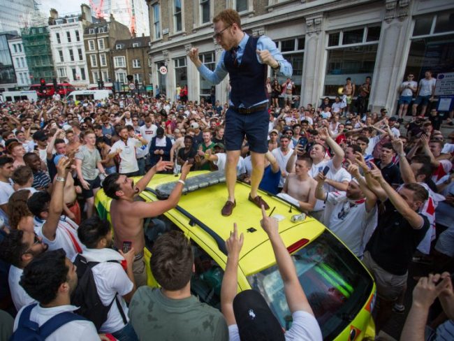 ليس فقط في IKEA، مشجعو إنكلترا جُنّ جنونهم في الشوارع أيضاً.. والآن يطلقون حملة تبرعات لإصلاح ما أفسدوه!