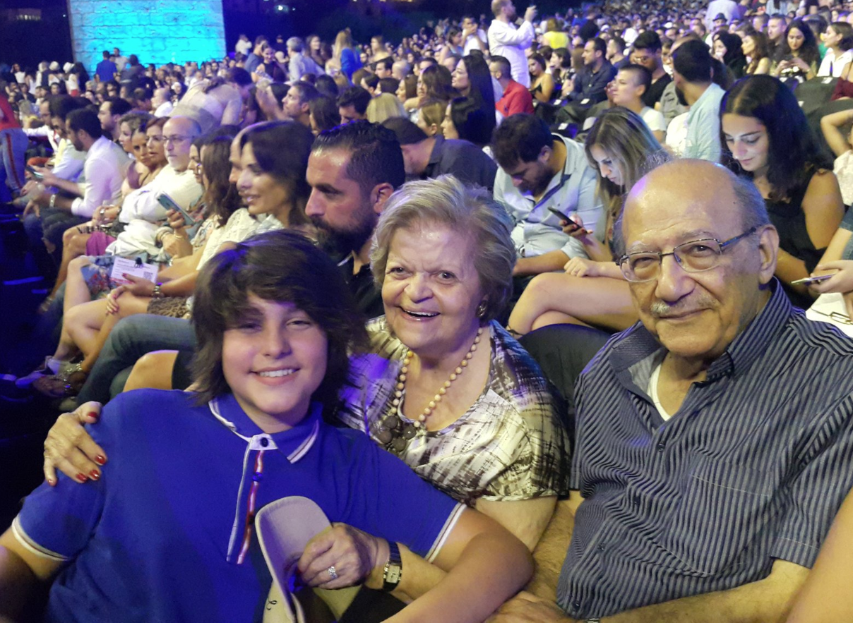 والد جوليا ووالدتها مع أحد نجوم برنامج The Voice، الطفل غدي بشارة