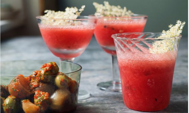 وصفة اليوم: اعتدت تناول الجبن مع البطيخ، أليس كذلك؟ حسناً، ما رأيك ببعض البصل والزيتون!