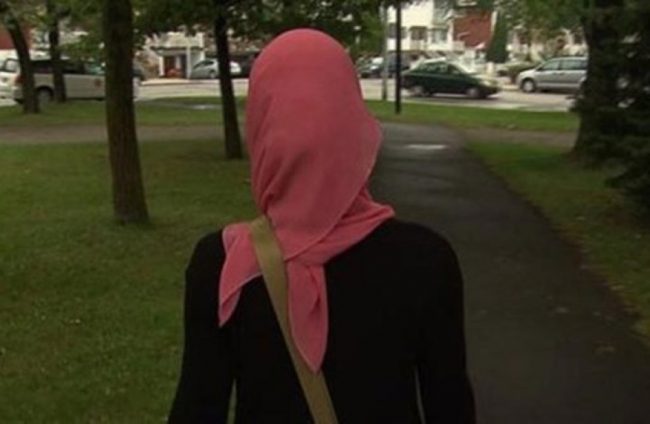 مزّقا حجابها وملابسها وجرّاها على الأرض.. عنصريّان في بلجيكا يرسمان صلباناً على جسد مسلمة بأدوات حادة