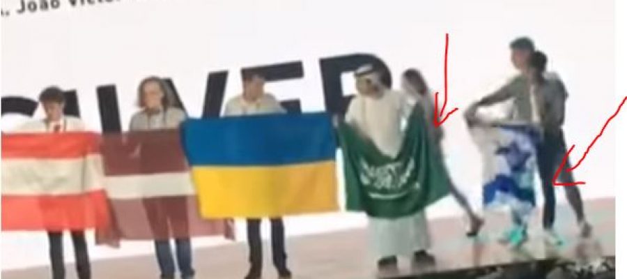 مواطن سعودي يسحب علم بلاده من جوار الإسرائيلي