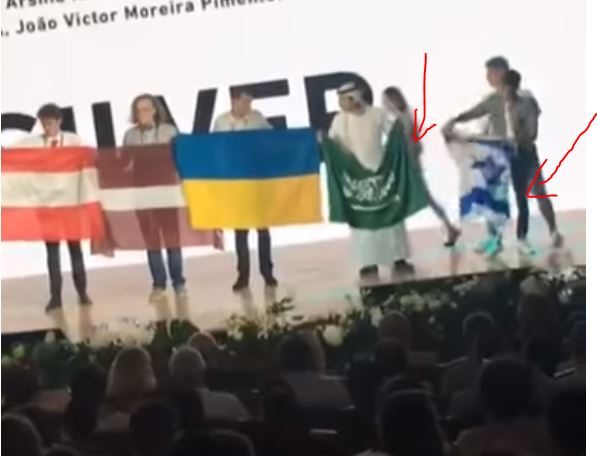 مواطن سعودي يسحب علم بلاده من جوار الإسرائيلي