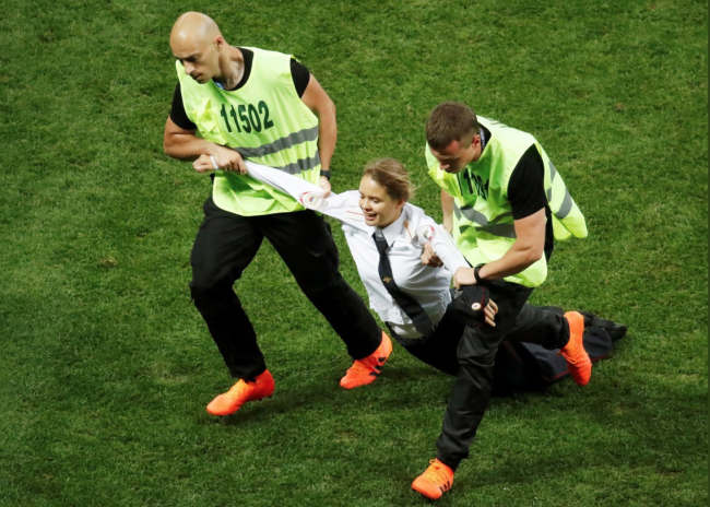 الحُكم 15 يوماً على مُقتحمي نهائي كأس العالم، ومنعهم من حضور الأحداث الرياضية 3 سنوات – لكن مهلاً، تعرَّفوا إلى مطالبهم الجديدة!