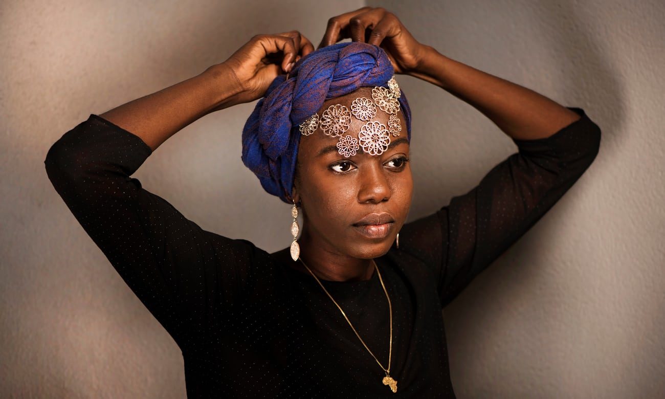 تسير وسط المعارك لتجد المحاربين يرتجفون تحت قدميها.. شاعرة سودانية هزّت العالم