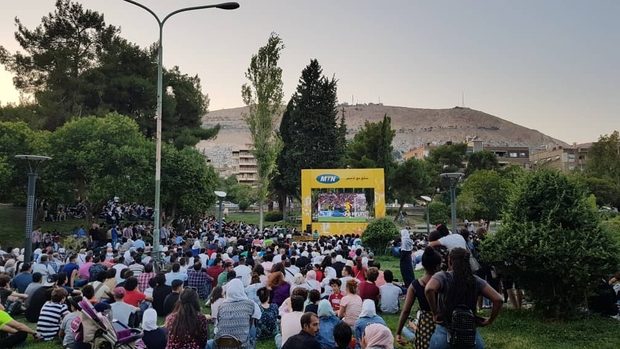حشد من النساء يشاهدون كأس العالم في حديقة بدمشق