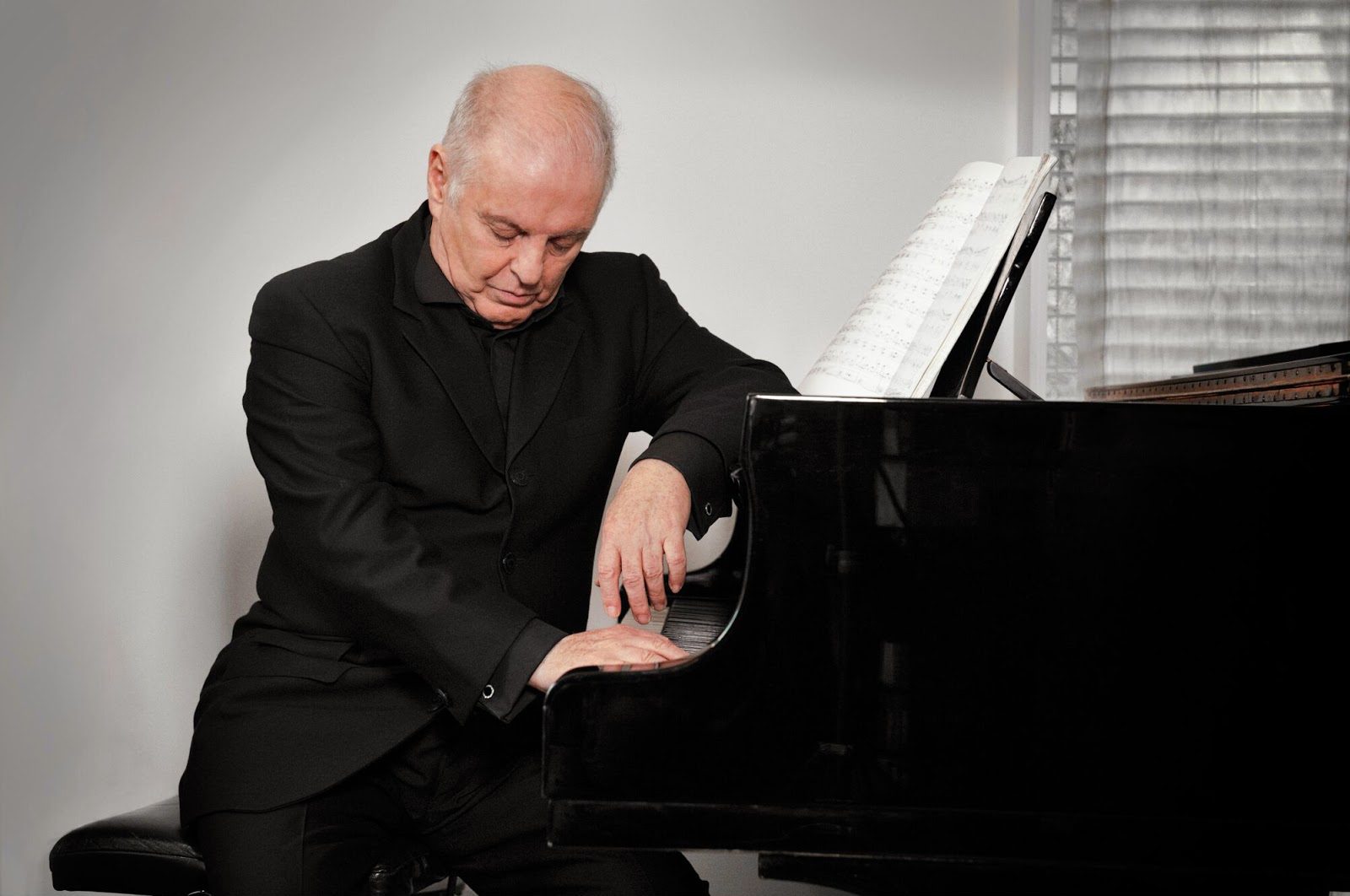 أول إسرائيلي يحمل الجنسية الفلسطينية ويطالب بحل الدولتين.. الموسيقار العالمي بارنبويم: “أشعر بالعار لأني إسرائيلي”