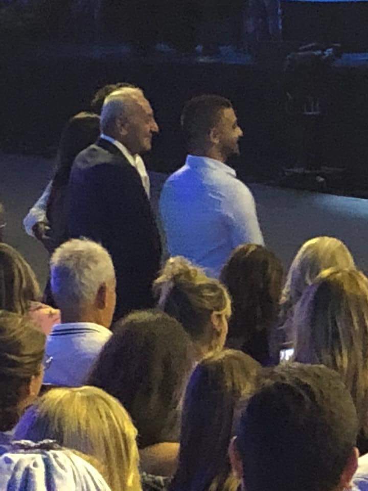 رئيس مجلس النواب اللبناني نبيه برّي واقفاً لجوليا