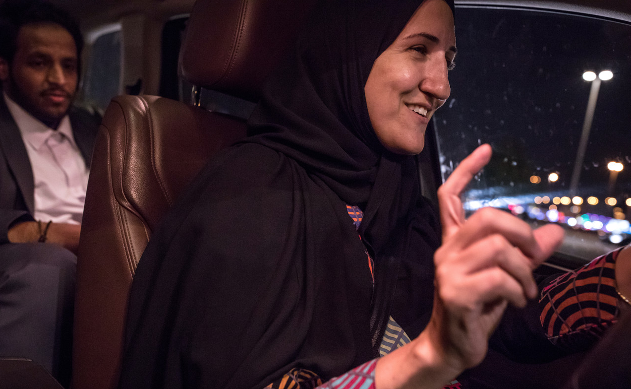 هل تخيلت يوماً أن تستوقف سيارة أجرة بالسعودية وتجد من يقودها سيدة؟.. استمع إلى ما قالته أول سائقة بـ”كريم”