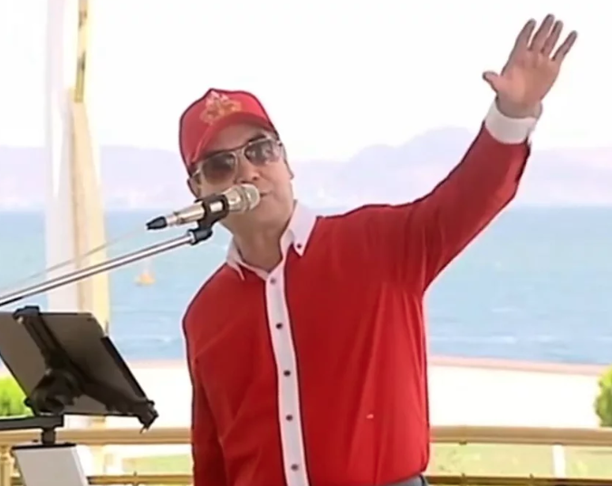 مرة يقع عن الحصان، وأخرى يعزف على الـDJ.. أما الآن، رئيس تركمانستان يفاجئ مواطنيه بأغنية راب مع حفيده! (فيديو)