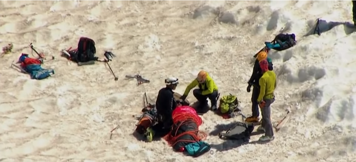 لولا الفيديو لكان من الصعب تصديق ما حدث.. شاهد كيف هبطت طائرة بعجلتين على قمة ارتفاعها 11 ألف قدم لإنقاذ عالق