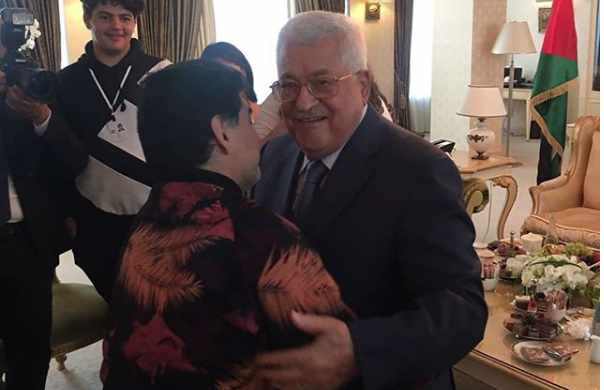 مارادونا أثناء لقائه محمود عباس: قلبي فلسطيني وأنت تريد السلام ولديك دولة وحق