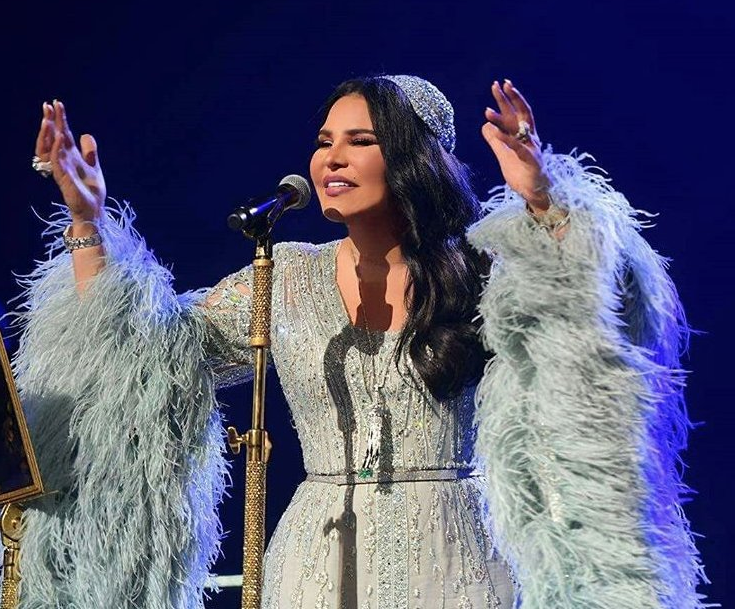 لم تجد هذه المعجبة طريقة أخرى للفت نظر أحلام إلا بسحب فستانها وهي على المسرح.. شاهد ما فعلته المغنية الإماراتية (فيديو)