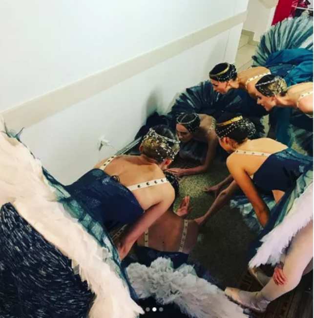 تركْن الرقصة وتابعن منتخبهنّ.. انتشار صورة لراقصات باليه روسيات وهنّ يشاهدن مباراة فريقهن ضد إسبانيا