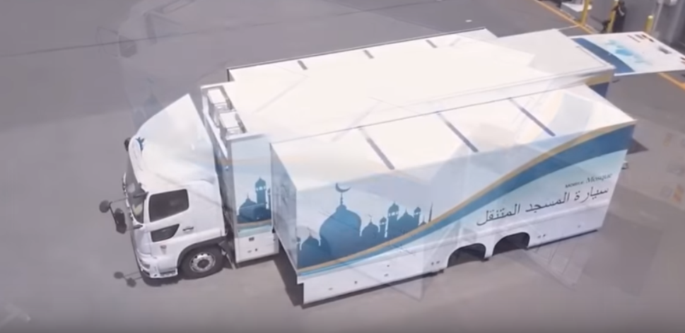 شاهد المسجد الياباني المتنقل.. ابتكروا حلاً لأزمة نقص الجوامع استعداداً لأولمبياد 2020