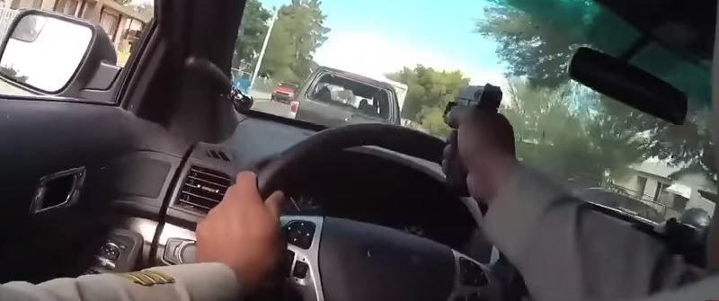 شرطي يطلق النار من خلف زجاج سيارته نحو سيارة هاربة