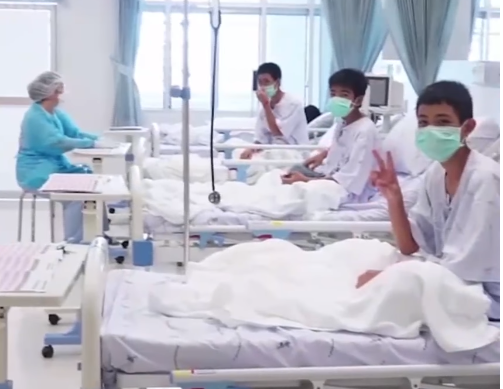 أول ظهور لـ”أطفال الكهف” التايلانديين وهم يتعالجون في المستشفى (فيديو)