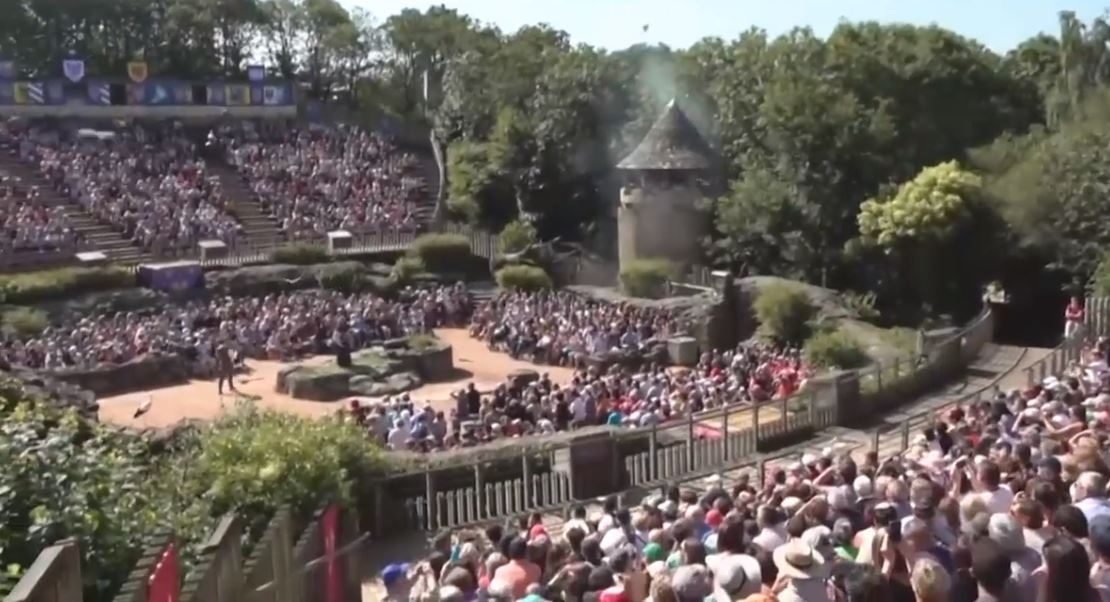 فرصة فريدة لـ”معايشة حقيقية” لأجواء معارك وأساطير وخرافات العصور الوسطى.. شاهد متنزهاً واقعياً ينقلك آلاف السنين