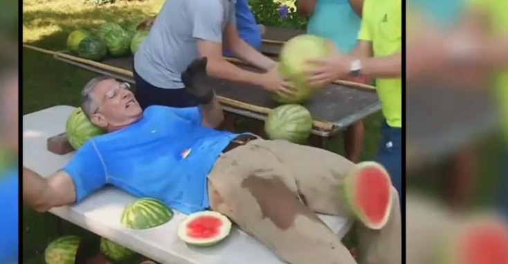 شاهد.. رجل يمسك السيف ويقطع 26 بطيخة فوق بطنه خلال 60 ثانية