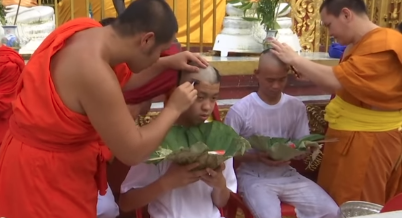 ما لم يكونوا يتوقعونه.. فتية كهف تايلاند أمام مهمّة مختلفة، حلقوا رؤوسهم وارتدوا ملابس صفراء