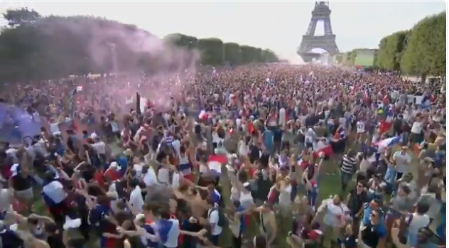 أفراح جنونية في شوارع فرنسا بعد التتويج بالمونديال.. صور وفيديوهات