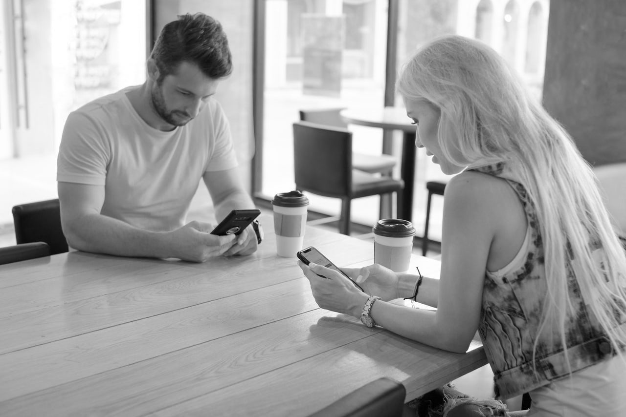 كيف تحوَّل من موقعٍ للتواصل إلى سببٍ للطلاق – قصّة ياسمين التي غادرتْ منزلها بسبب فيسبوك!