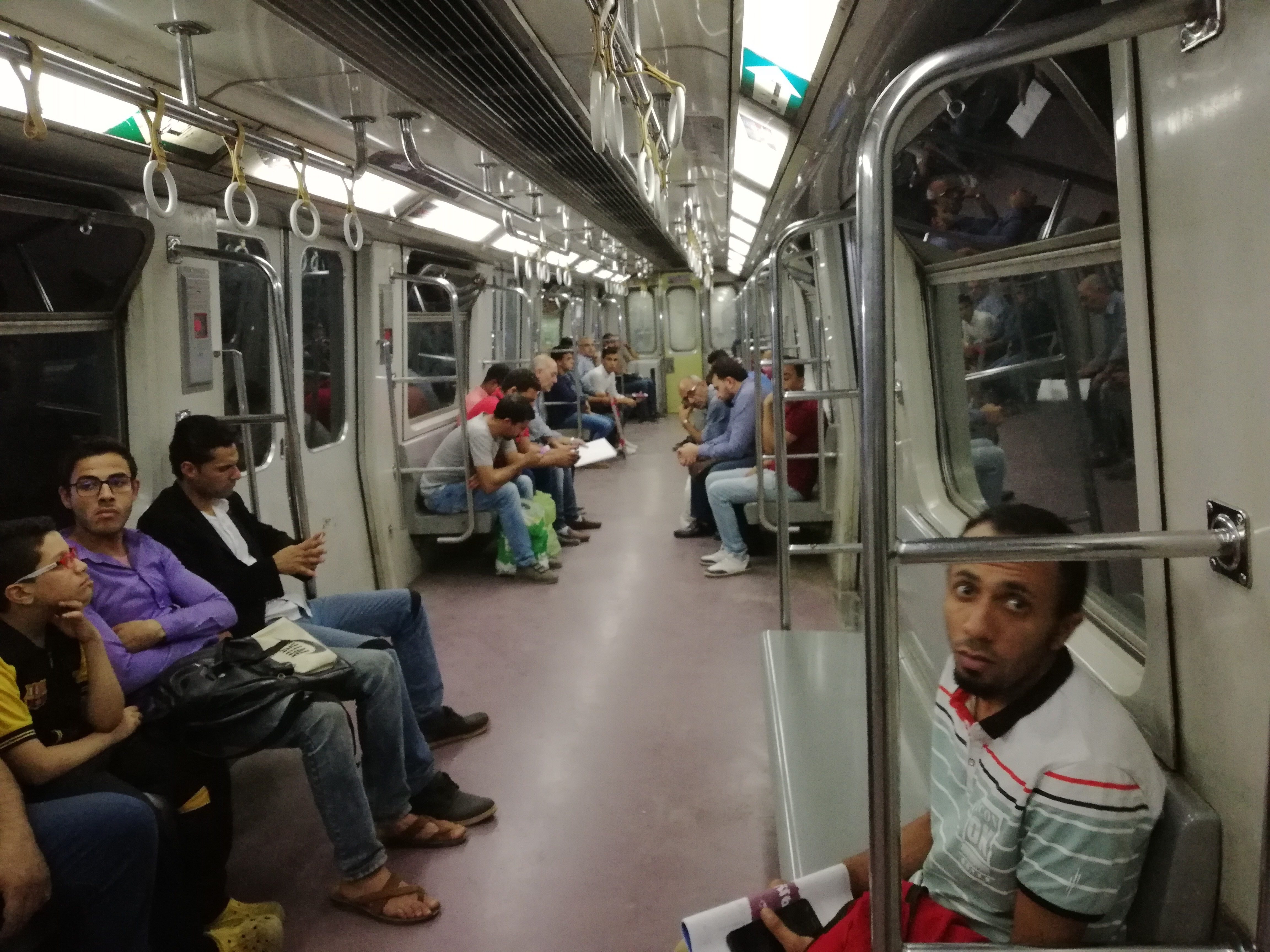 عبء على ركابه .. المترو يدهس أحلام المصريين