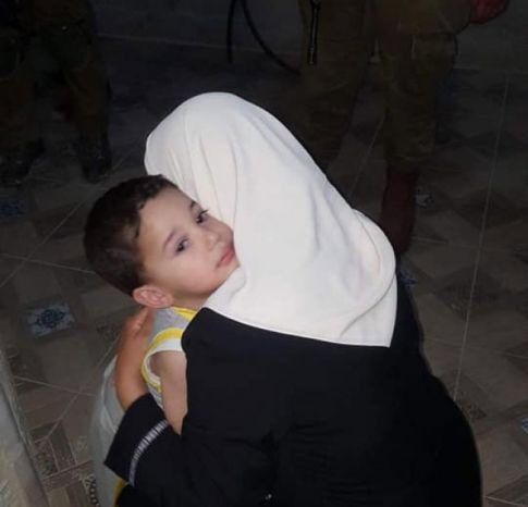 صورة الوداع التي جمعت لمى خاطر بابنها يحيى انتشرت على الإنترنت بشكل واسع لتوثق لحظة اعتقالها