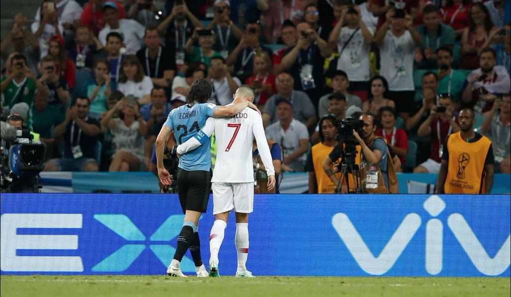 “صاحب السلوكيات الراقية في أفضل صورة بكأس العالم” – رونالدو يساعد كافاني على الخروج من الملعب بعد إصابته!