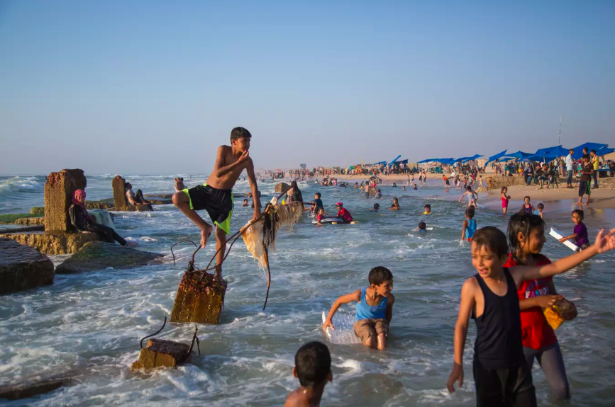 يعالجون الاكتئاب بالسباحة