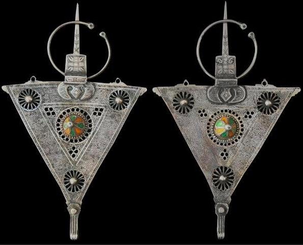 تعتبر هذه المجموعة من الفضة ثروة بالنسبة للسيدات المغربيات